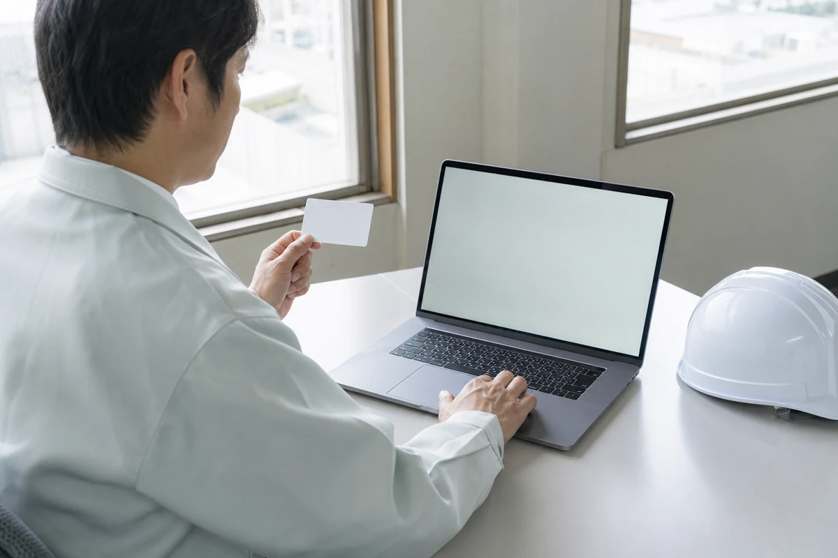建設キャリアアップシステム 再発行を進める日本人作業員が本人確認書類を用意する場面