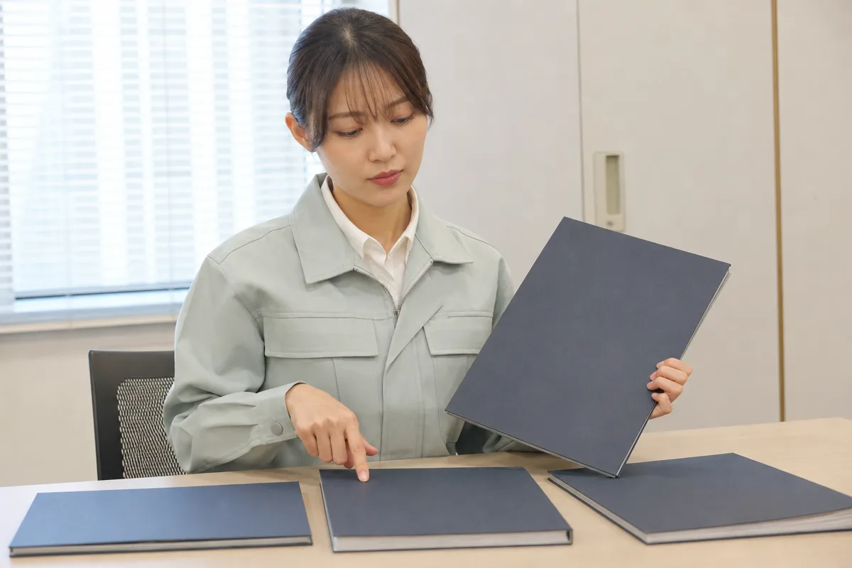公共工事 前払金 4割 根拠を確認する日本人職員と契約書類