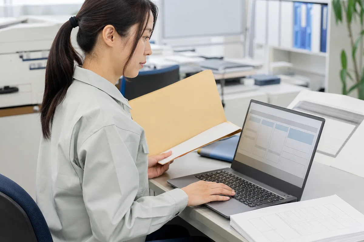 管理画面でCCUS イン ボイスの請求書を確認する建設業事務担当者