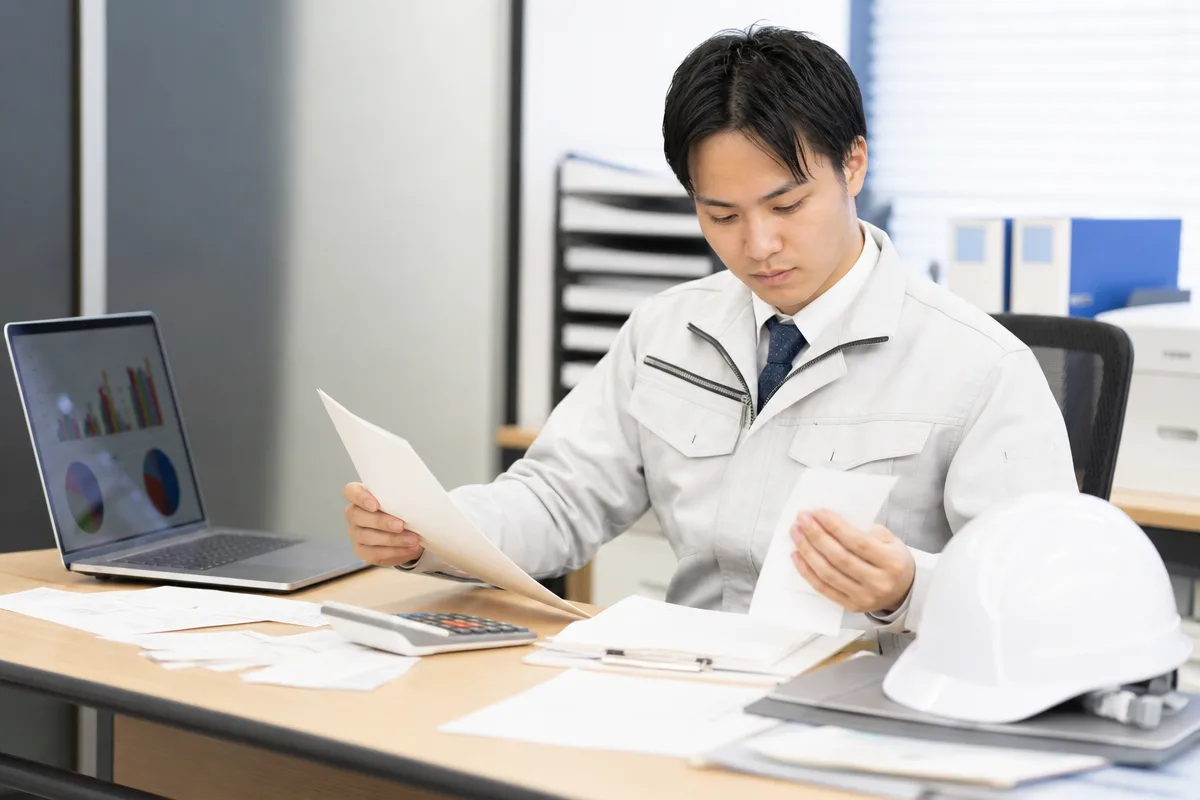 CCUS イン ボイス対応を確認する建設会社の経理担当者