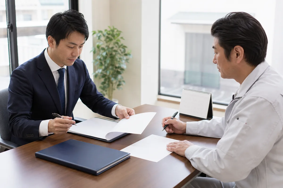 奈良県 建設業 許可の更新や変更届に向け書類を確認する事業者と行政書士